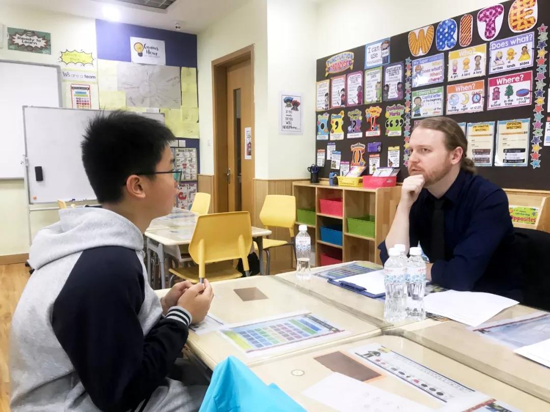 原来,教室里面坐着美国寄宿高中莱蒙曼哈顿预备学校和美达菲中学的副